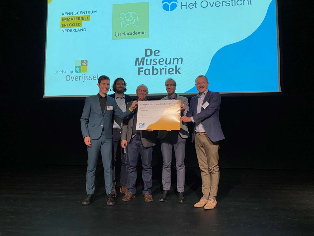 Ondertekening samenwerkingsverband Erfgoedplatform door directeuren van Het Oversticht, Overijsselacademie, Kenniscentrum Immaterieel Erfgoed, Landschap Overijssel en de Museumfabriek