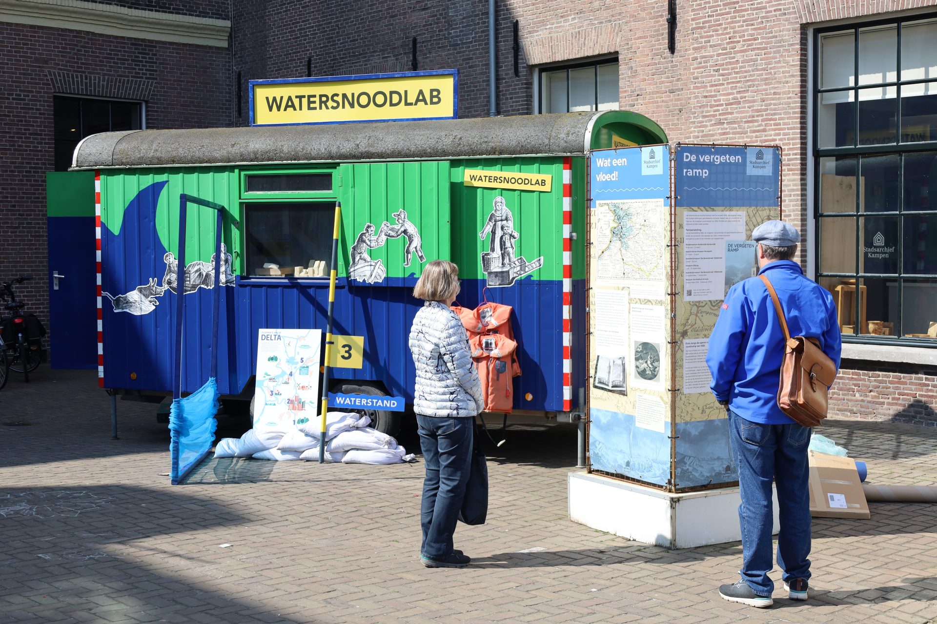 1. Het Watersnoodlab staat op het voorplein bij de Stadskazerne in Kampen. (foto Wim Eikelboom).JPG